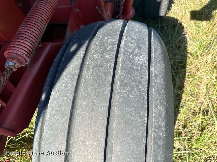 image for item KT9217 2000 Case RS561  round baler