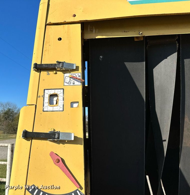 image for item KT9225 1993 Vermeer 605 Series K  round baler