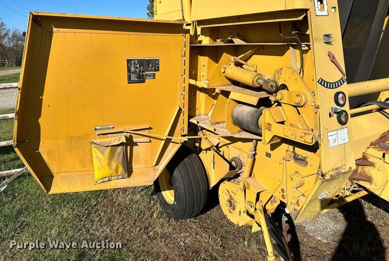 image for item KT9225 1993 Vermeer 605 Series K  round baler