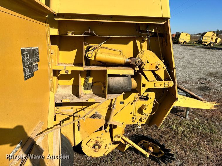 image for item KT9225 1993 Vermeer 605 Series K  round baler