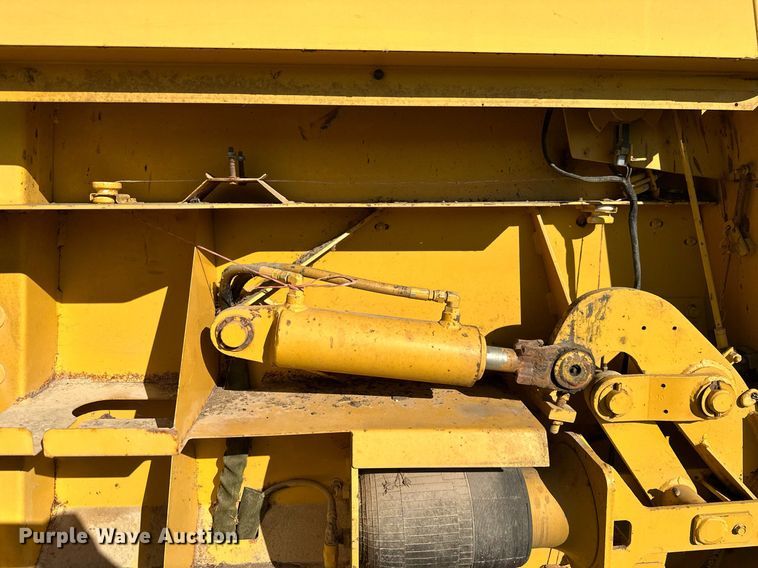 image for item KT9225 1993 Vermeer 605 Series K  round baler