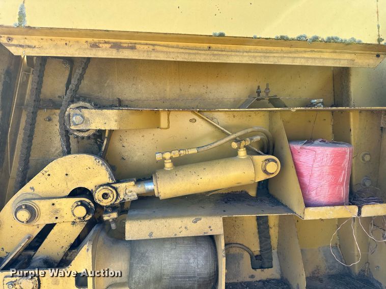 image for item KT9226 1993 Vermeer 605 Series K  round baler