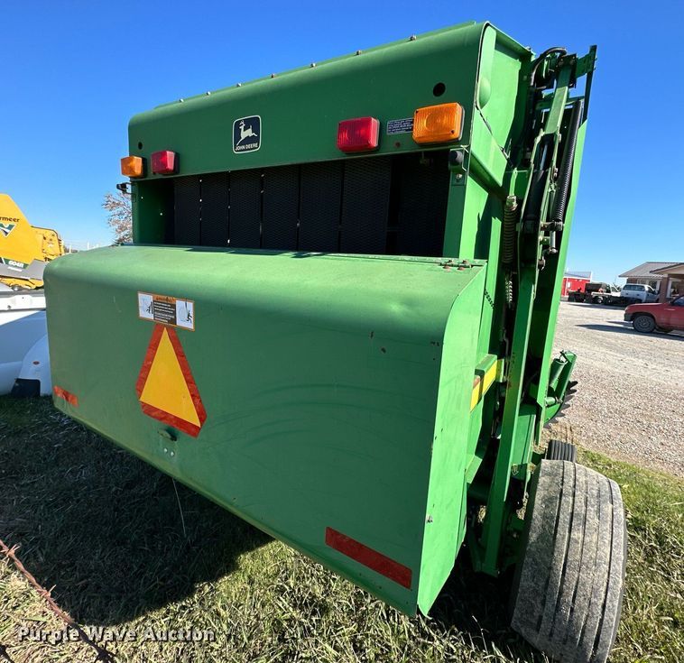 image for item KT9227 1998 John Deere 566  round baler