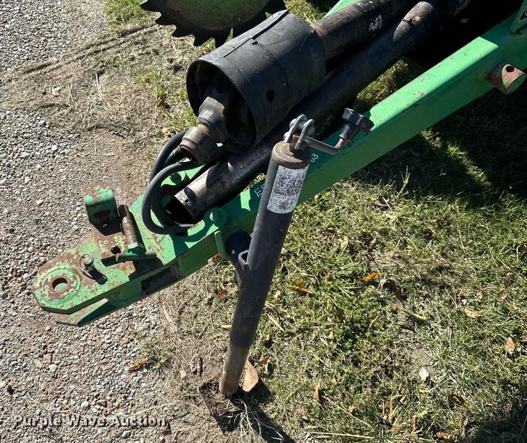 image for item KT9227 1998 John Deere 566  round baler