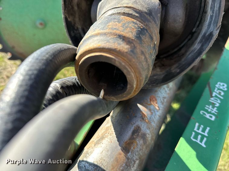 image for item KT9227 1998 John Deere 566  round baler