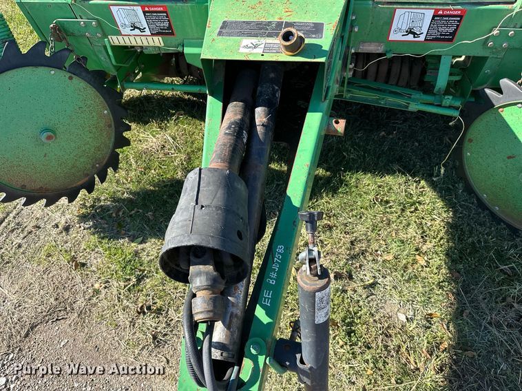 image for item KT9227 1998 John Deere 566  round baler