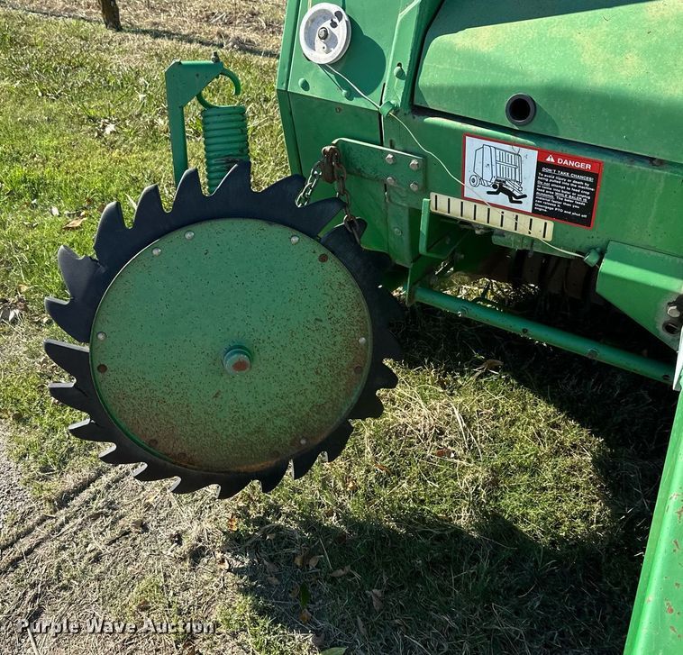image for item KT9227 1998 John Deere 566  round baler
