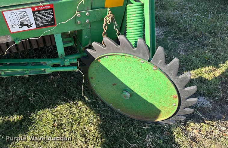 image for item KT9227 1998 John Deere 566  round baler