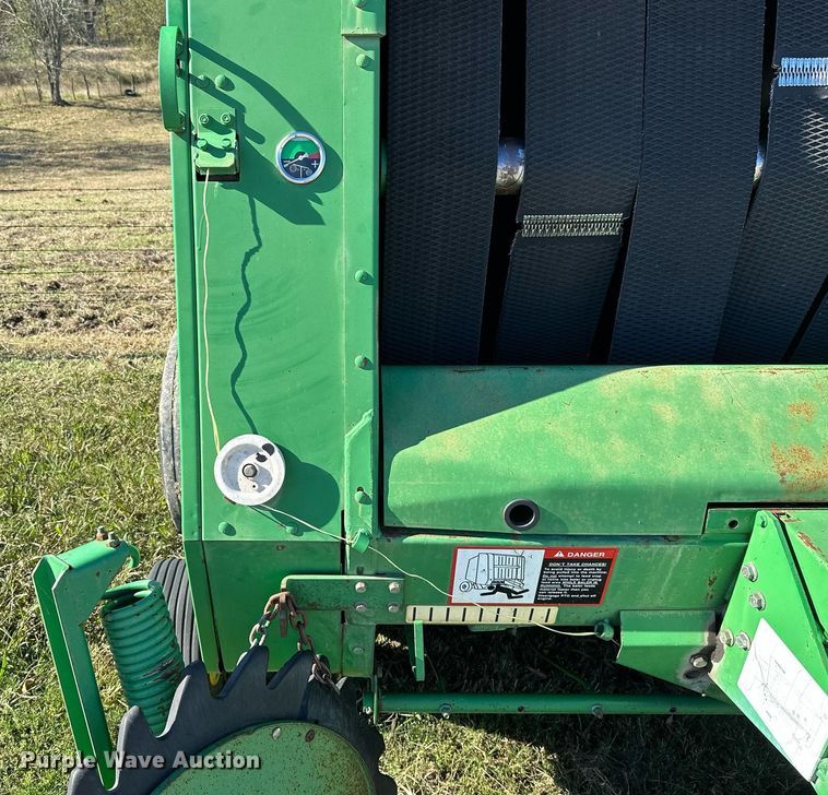 image for item KT9227 1998 John Deere 566  round baler