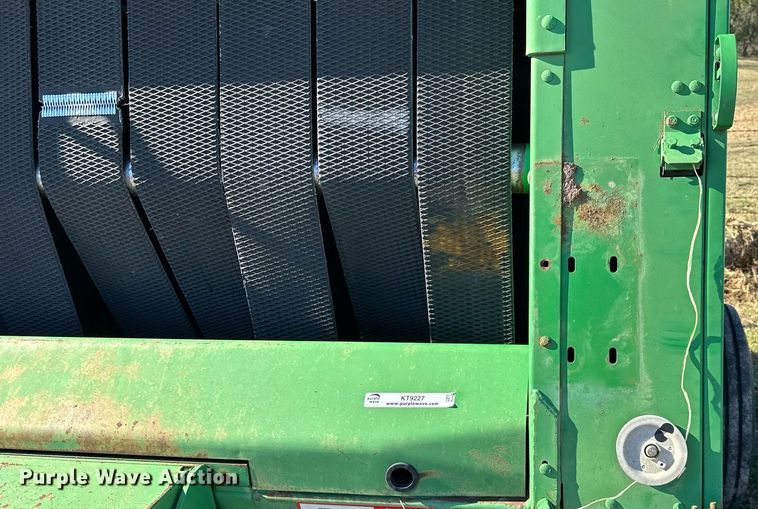 image for item KT9227 1998 John Deere 566  round baler