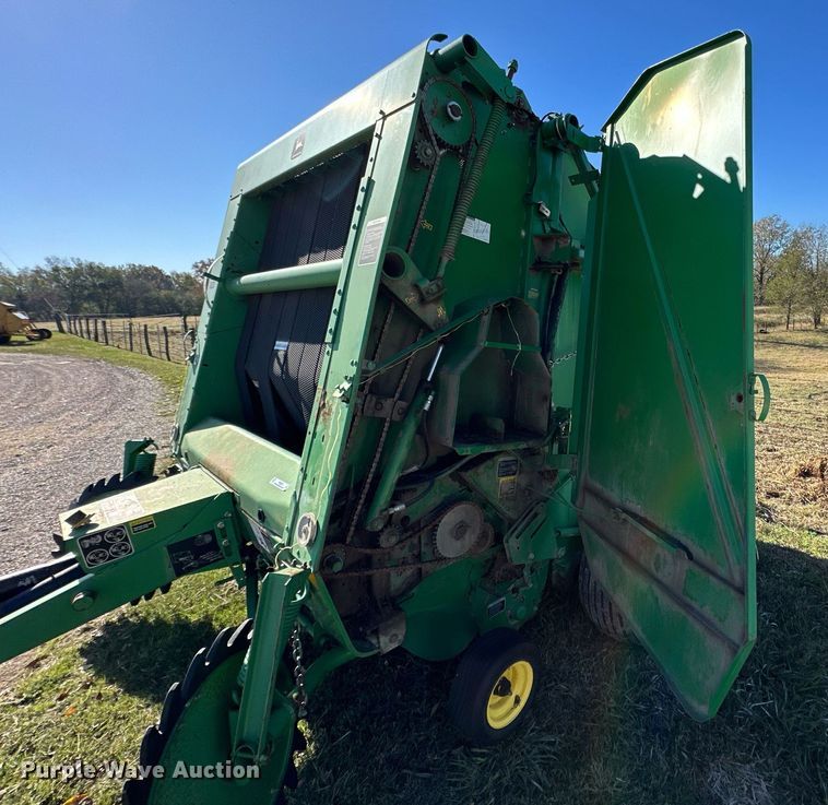 image for item KT9227 1998 John Deere 566  round baler
