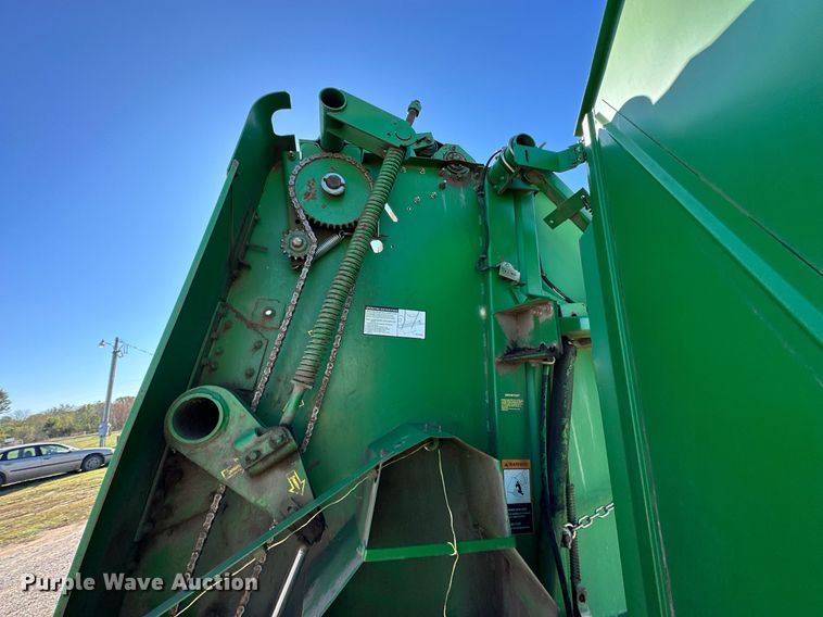 image for item KT9227 1998 John Deere 566  round baler