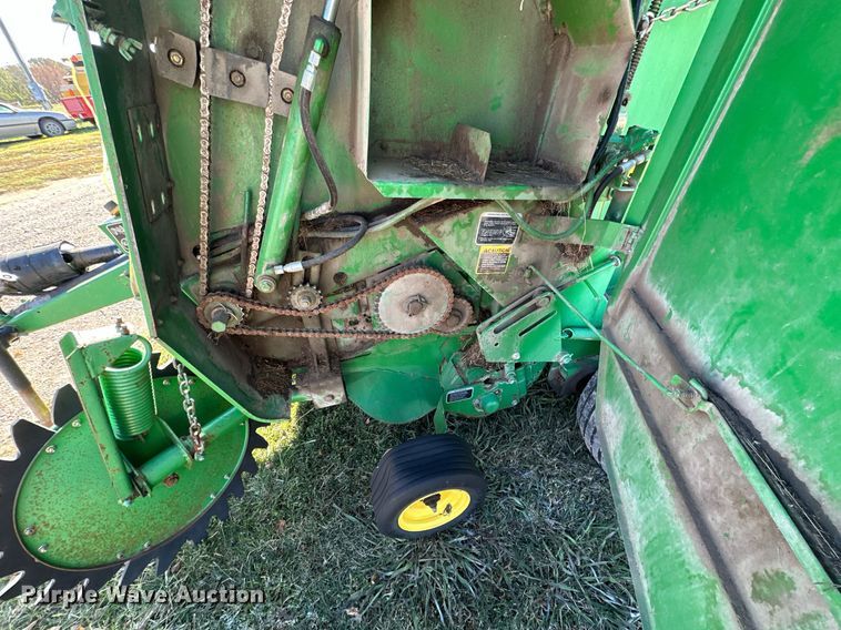 image for item KT9227 1998 John Deere 566  round baler