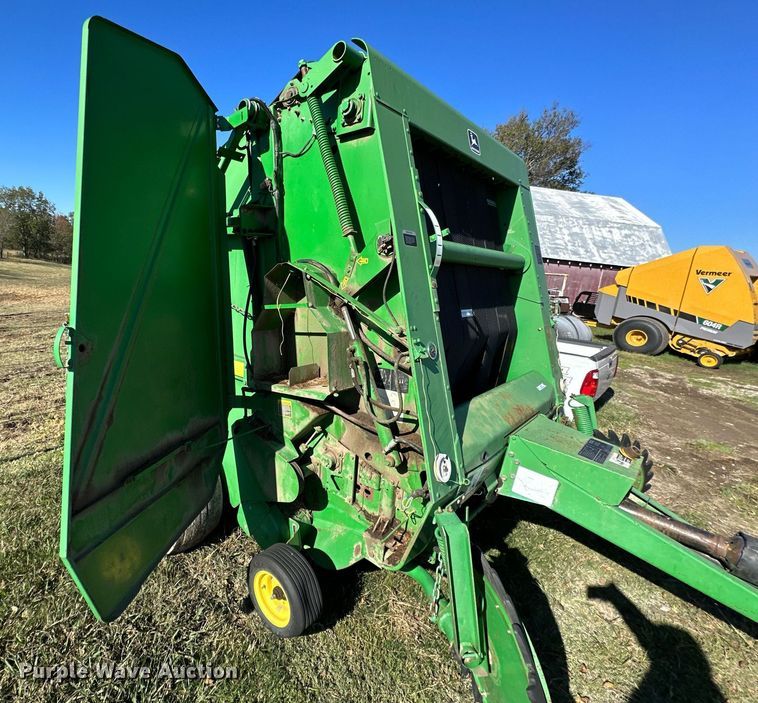 image for item KT9227 1998 John Deere 566  round baler