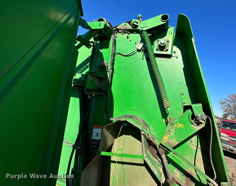 image for item KT9227 1998 John Deere 566  round baler