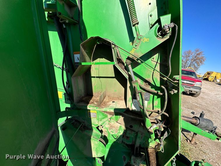 image for item KT9227 1998 John Deere 566  round baler
