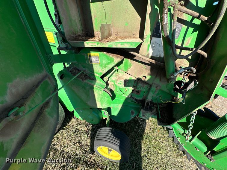 image for item KT9227 1998 John Deere 566  round baler