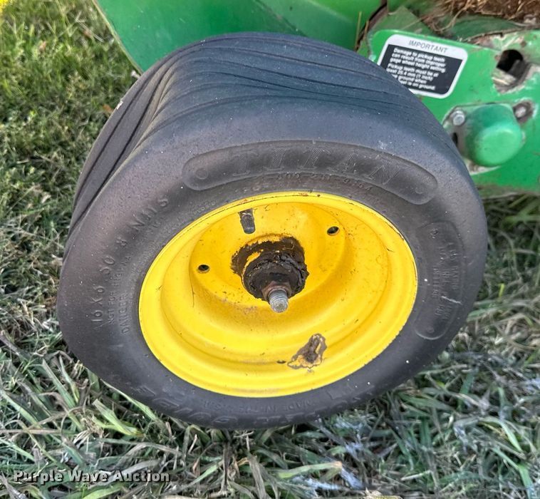 image for item KT9227 1998 John Deere 566  round baler