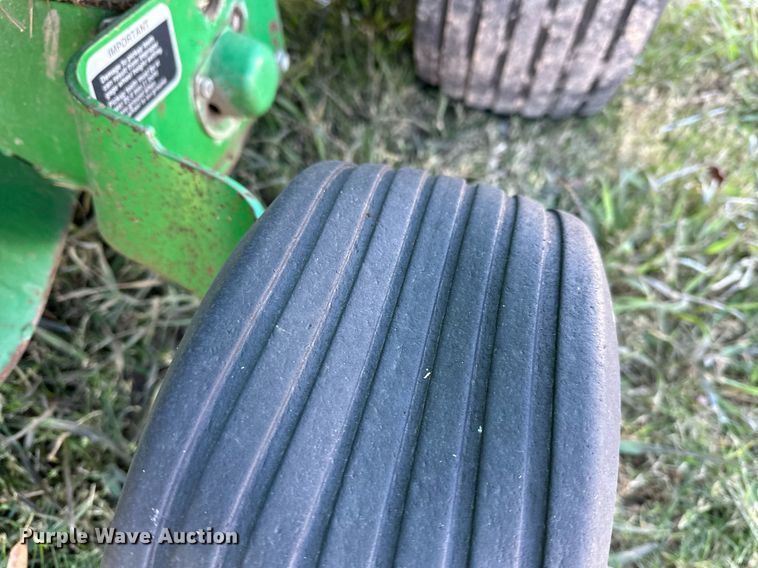 image for item KT9227 1998 John Deere 566  round baler