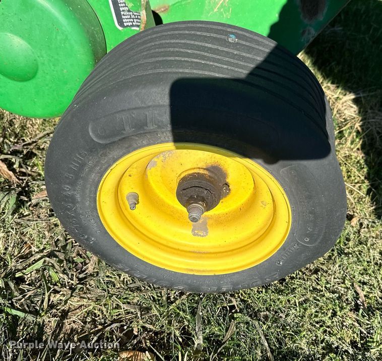 image for item KT9227 1998 John Deere 566  round baler