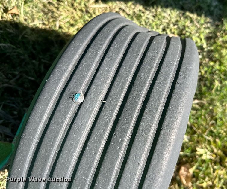 image for item KT9227 1998 John Deere 566  round baler