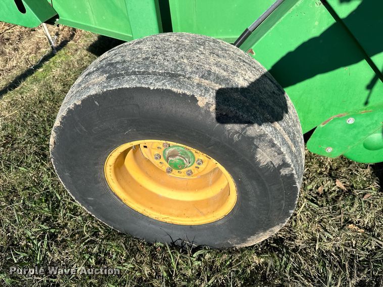 image for item KT9227 1998 John Deere 566  round baler