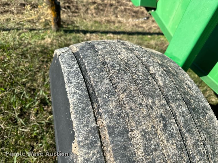 image for item KT9227 1998 John Deere 566  round baler