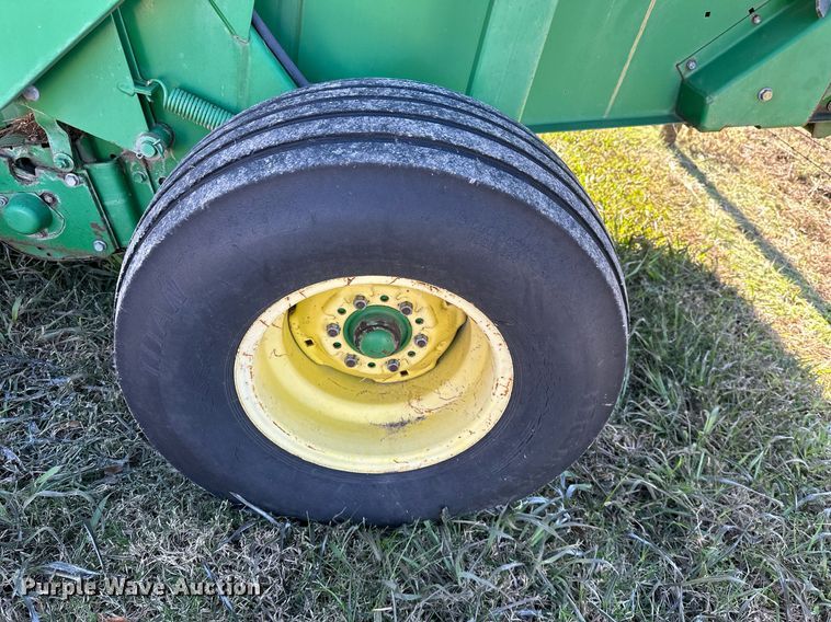 image for item KT9227 1998 John Deere 566  round baler