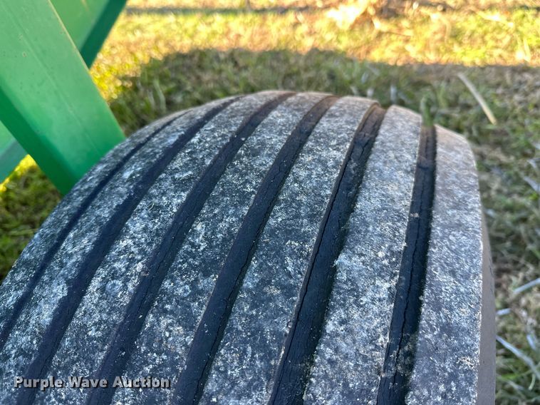 image for item KT9227 1998 John Deere 566  round baler