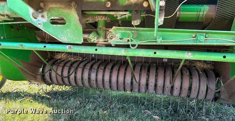 image for item KT9227 1998 John Deere 566  round baler