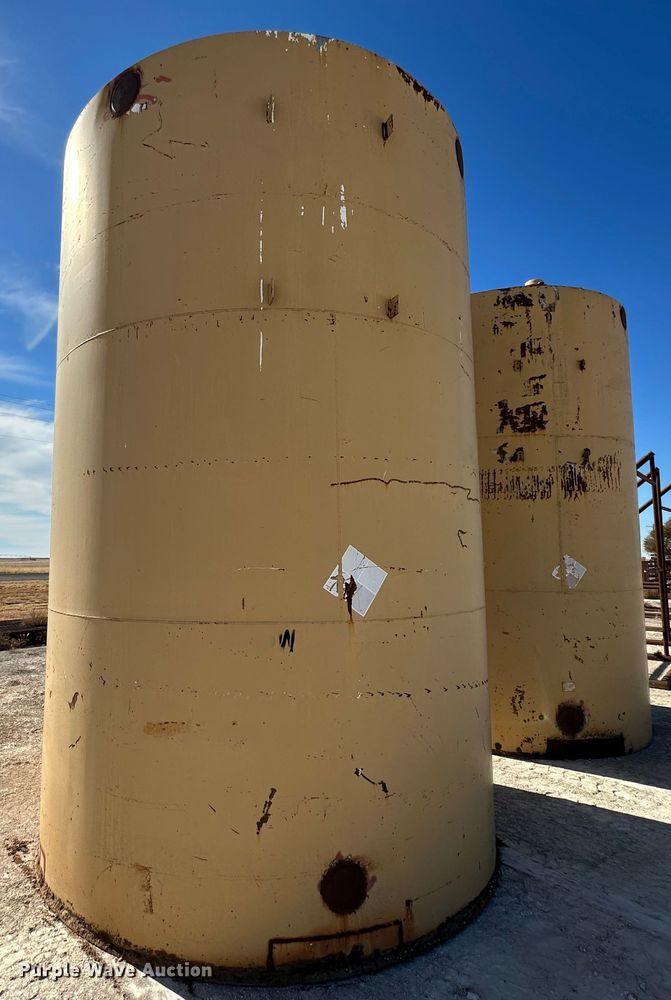 image for item KX9720 Grain bin stand with tank