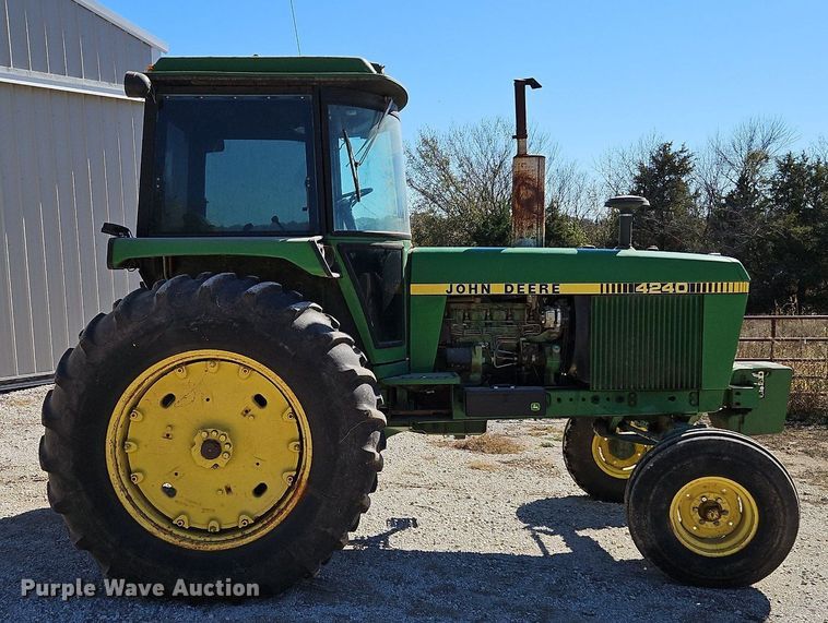 image for item LB9574 1982 John Deere 4240H  tractor