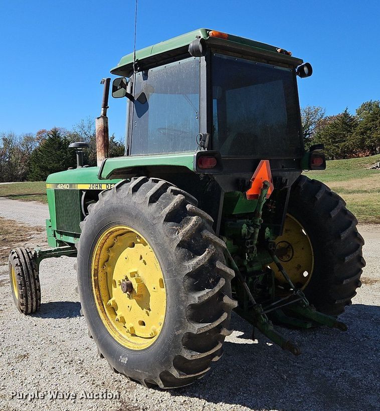 image for item LB9574 1982 John Deere 4240H  tractor