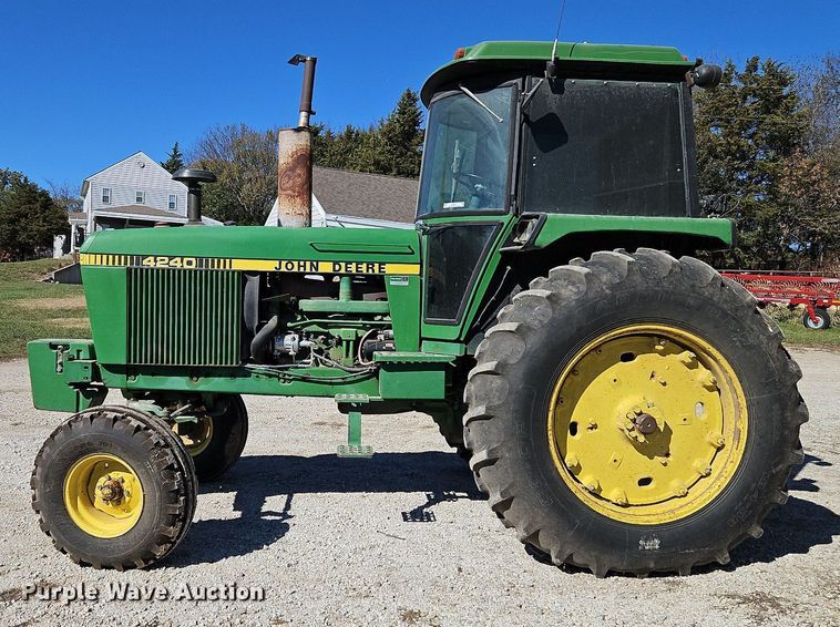 image for item LB9574 1982 John Deere 4240H  tractor