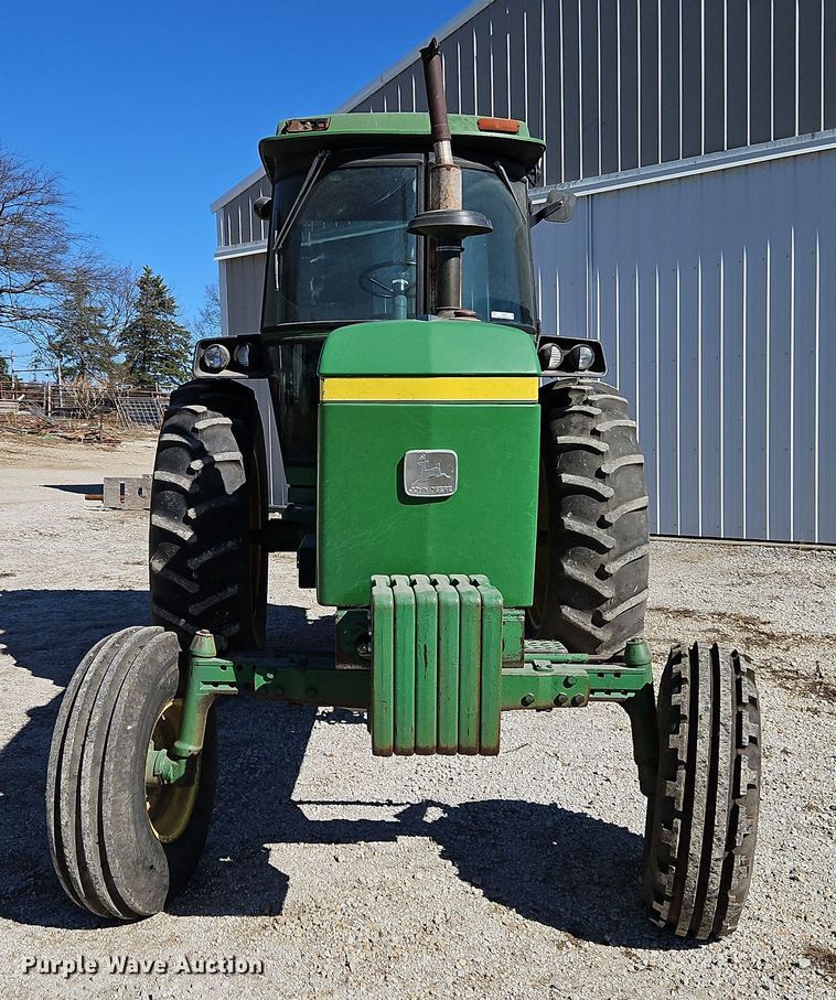 image for item LB9574 1982 John Deere 4240H  tractor