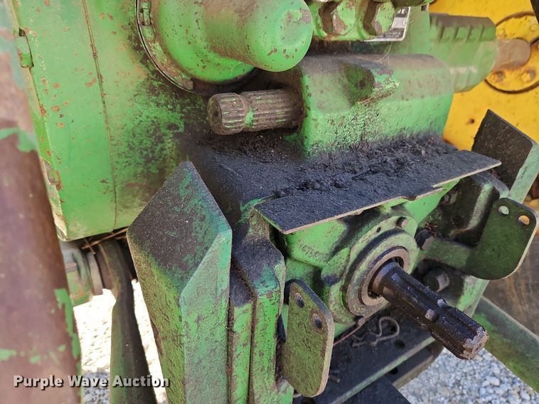 image for item LB9574 1982 John Deere 4240H  tractor