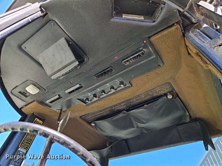 image for item LB9574 1982 John Deere 4240H  tractor