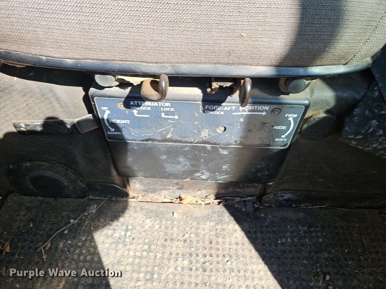 image for item LB9574 1982 John Deere 4240H  tractor