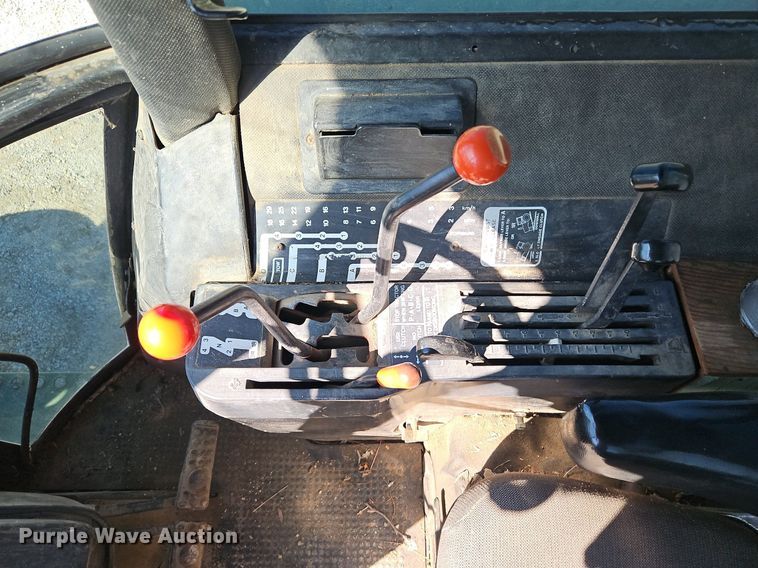 image for item LB9574 1982 John Deere 4240H  tractor