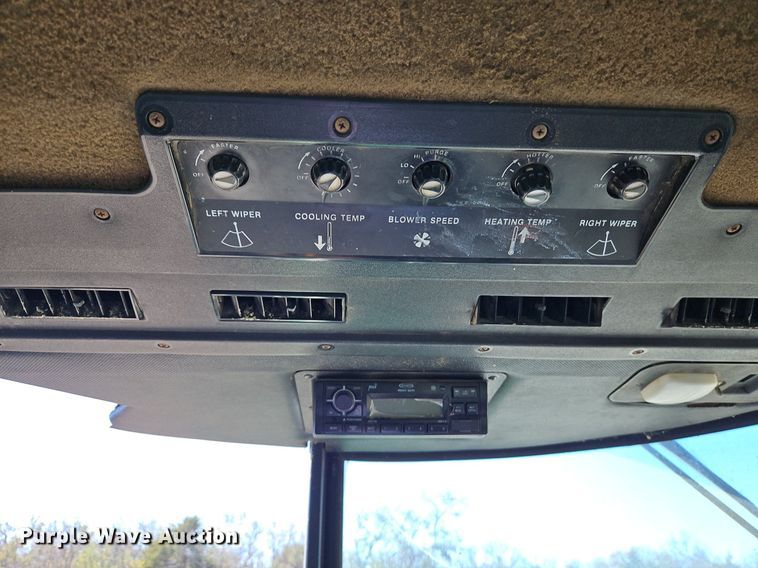 image for item LB9574 1982 John Deere 4240H  tractor