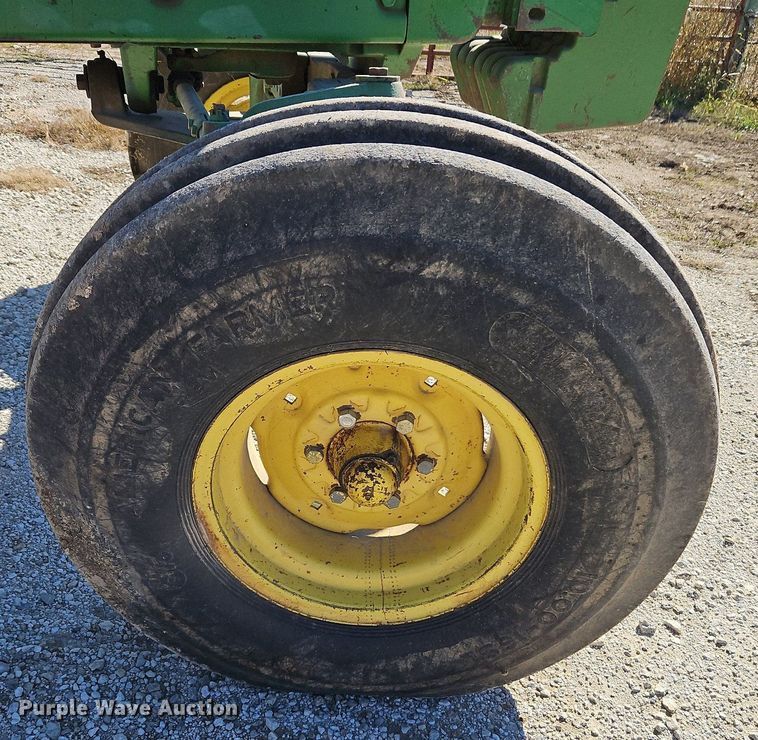 image for item LB9574 1982 John Deere 4240H  tractor