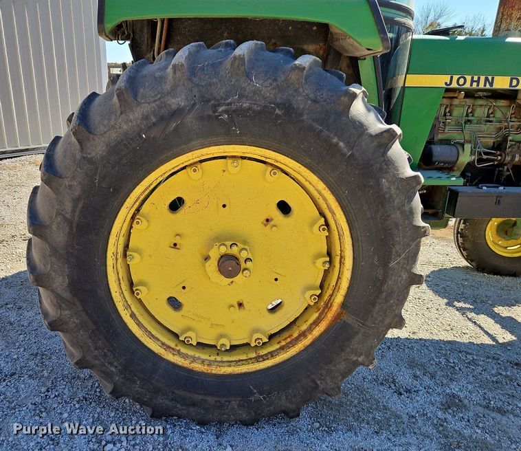 image for item LB9574 1982 John Deere 4240H  tractor