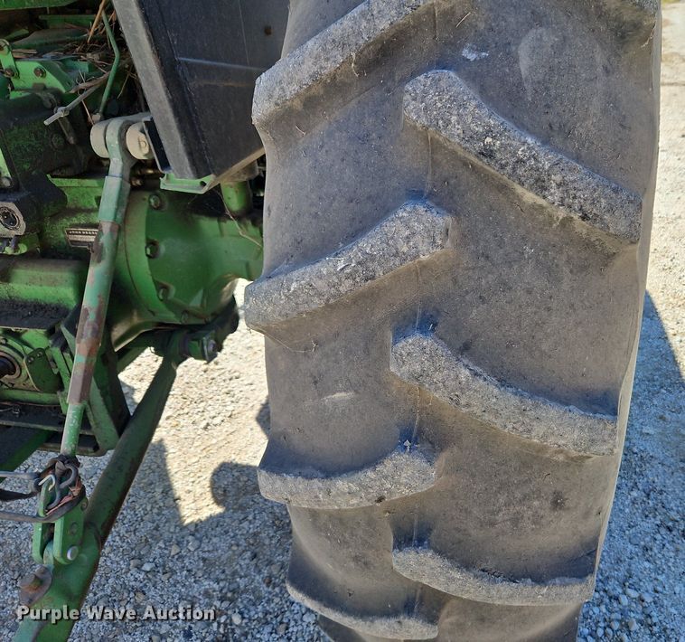 image for item LB9574 1982 John Deere 4240H  tractor