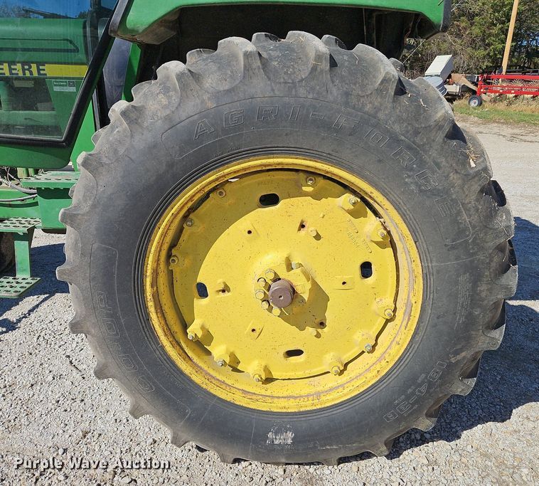 image for item LB9574 1982 John Deere 4240H  tractor