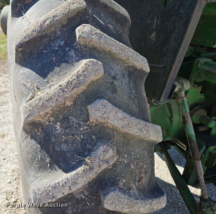 image for item LB9574 1982 John Deere 4240H  tractor