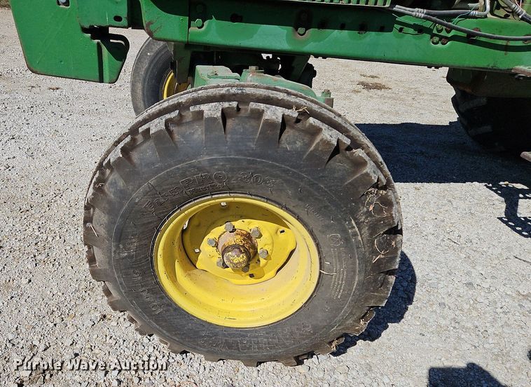 image for item LB9574 1982 John Deere 4240H  tractor