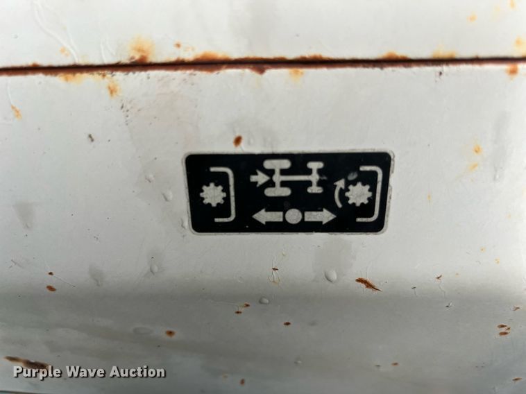 image for item LU9825 1994 Ford 1715  MFWD tractor