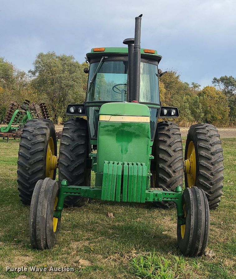 image for item MJ9452 1981 John Deere 4440  tractor