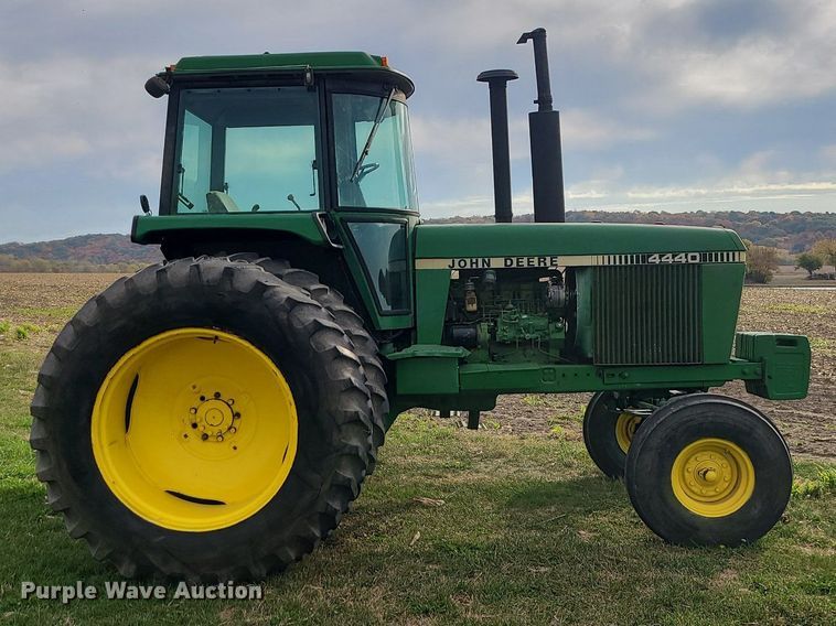 image for item MJ9452 1981 John Deere 4440  tractor
