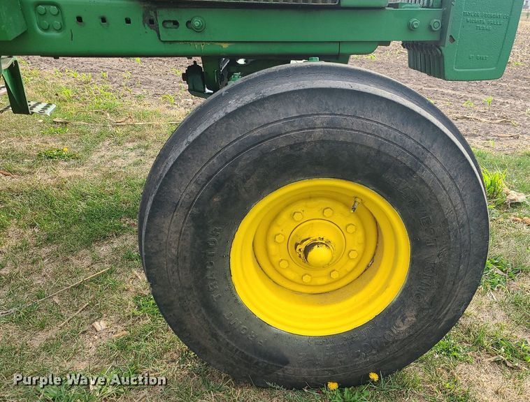 image for item MJ9452 1981 John Deere 4440  tractor
